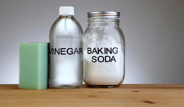 Baking soda with vinegar natural mix for effective house cleaning